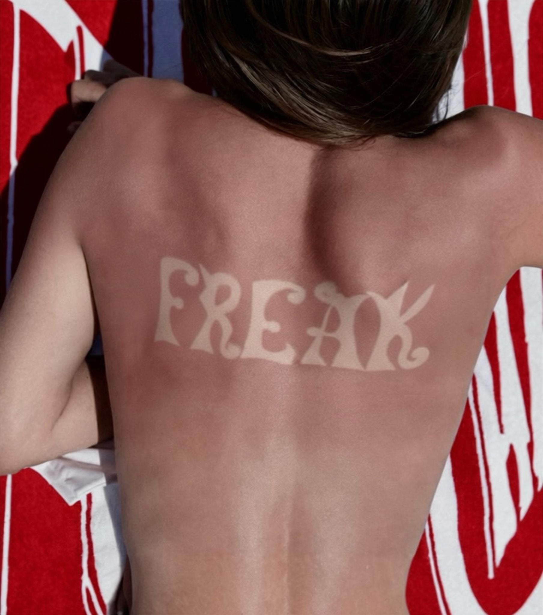 Une chemise à rayures. RUE Freak White t-shirt