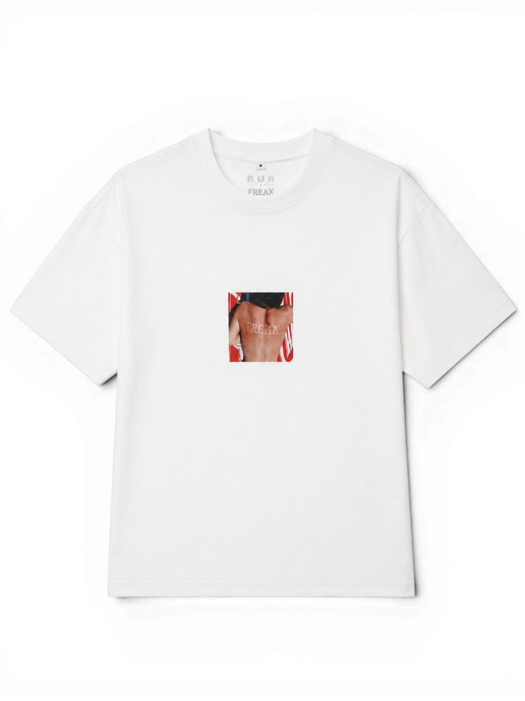 Une chemise à rayures. RUE Freak White t-shirt