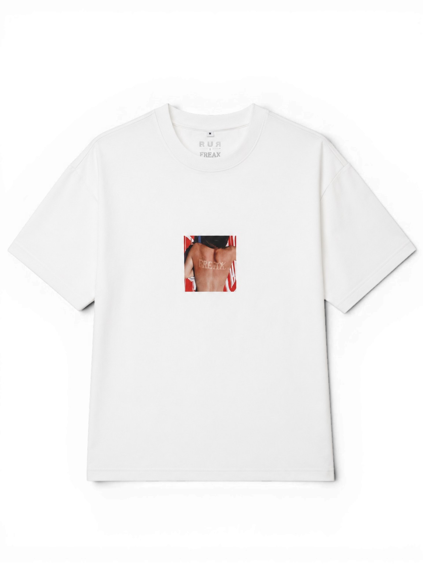 Une chemise à rayures. RUE Freak White t-shirt